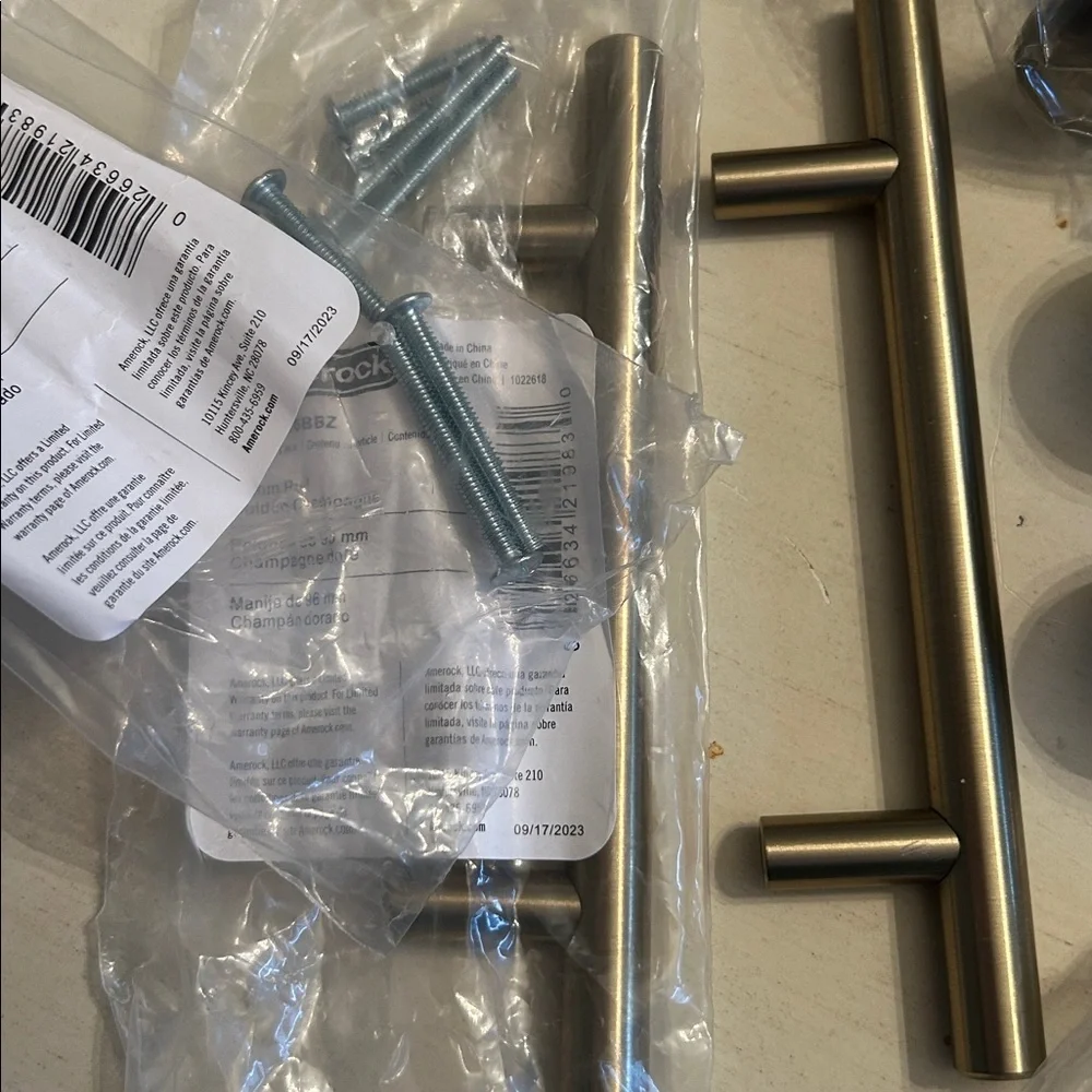 Bundle of drawer pulls, knobs - Picture 3 of 5